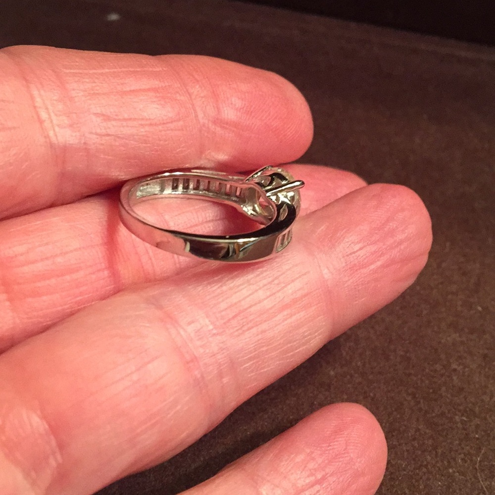 Beautiful engagement ring - Picture 3 of 5